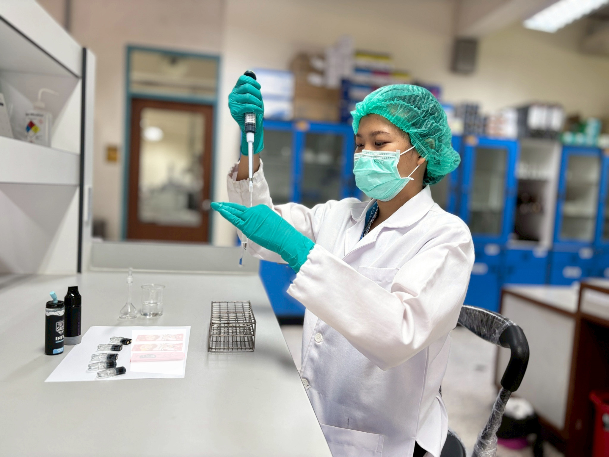 กรมวิทยาศาสตร์การแพทย์ พัฒนาวิธีตรวจ “ยาเอโทมิเดต” ปนปลอมในน้ำยาบุหรี่ไฟฟ้า พร้อมถ่ายทอดเทคโนโลยีสู่ศูนย์วิทยาศาสตร์การแพทย์ สนับสนุนการปราบปรามยาเสพติดของประเทศ