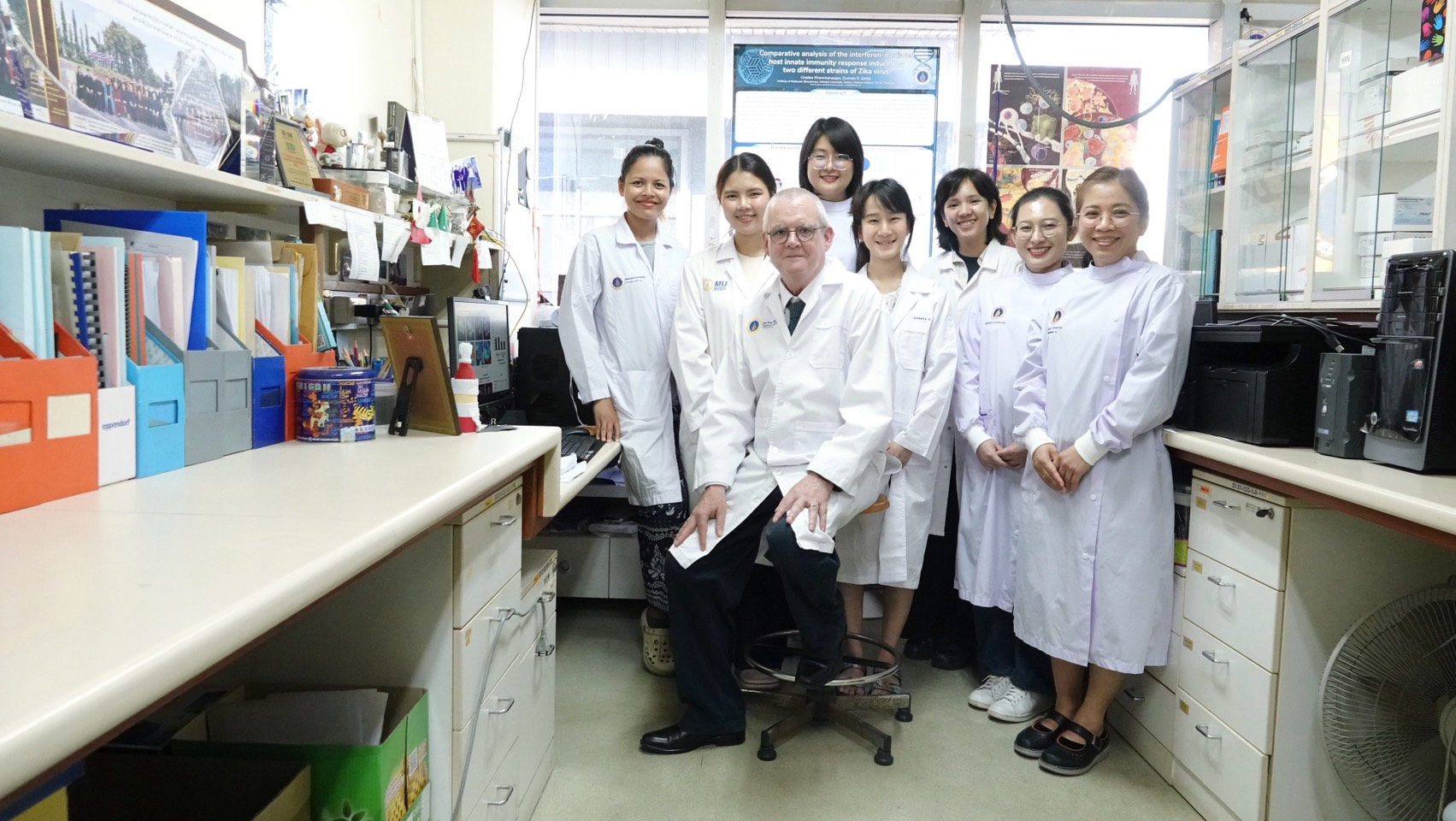 ม.มหิดลภูมิใจมอบรางวัลอาจารย์ตัวอย่างศ.พิเศษ ดร.ดันแคน ริชาร์ด สมิท นักไวรัสวิทยาผู้ชนะใจนักศึกษาไทย